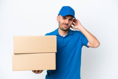 Beyaz arka planda izole edilmiş beyaz bir adam. Şüpheleri var.