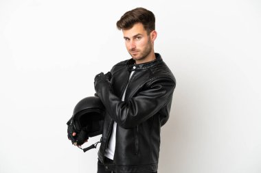 Beyaz arka planda izole edilmiş motosiklet kasklı beyaz bir adam.