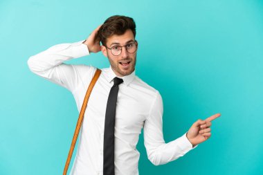 Tecrit edilmiş bir geçmişi olan iş adamı şaşırdı ve parmağını yana uzattı.