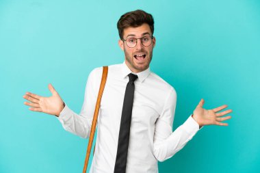 Yüzünde şok ifadesi olan izole edilmiş bir iş adamı.