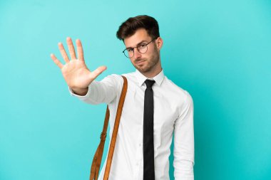 İzole edilmiş arka planda beş parmaklı iş adamı var.