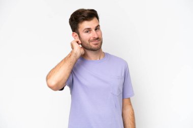 Beyaz arka planda izole edilmiş genç beyaz adam gülüyor.