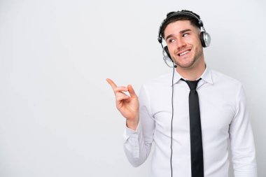 Beyaz arka planda izole edilmiş beyaz pazarlamacı bir parmağını kaldırarak çözümü bulmaya çalışıyor.