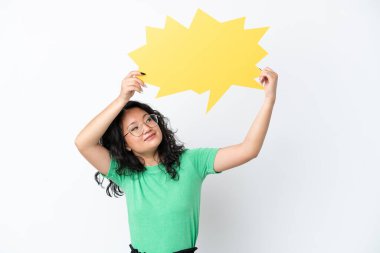 Beyaz arka planda izole edilmiş genç Asyalı bir kadın boş bir konuşma balonu tutuyor ve şüpheleri var.