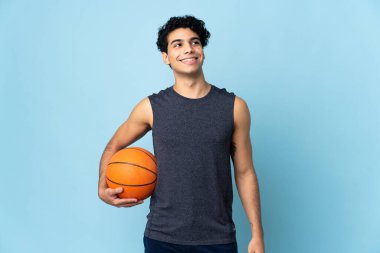 Venezuelalı basketbolcu izole edilmiş arka planda bir fikir ararken