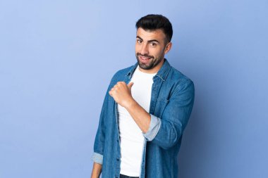 Kafkasyalı erkek soyutlanmış mavi arka plan gururlu ve kendini beğenmiş.