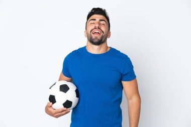 Yakışıklı genç futbolcu, izole olmuş duvardan gülüyor.