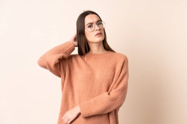 Tecrit edilmiş bej bir geçmişi olan genç bir kadın.