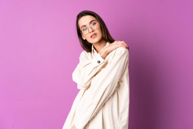 Omuz ağrısından muzdarip, izole edilmiş, mor bir geçmişi olan genç bir kadın çaba sarf ettiği için acı çekiyor.