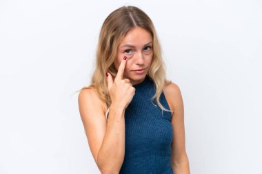 Beyaz arka planda izole edilmiş genç bir Rus kadın.