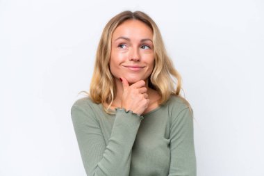 Genç Rus kadın beyaz arka planda izole edilmiş bir şekilde bakarken bir fikir düşünüyor.