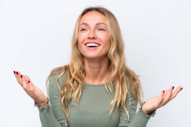 Beyaz arka planda izole edilmiş genç bir Rus kadın. Çok gülümsüyor.