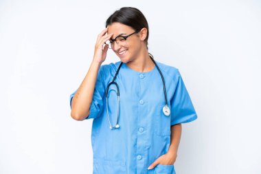 Genç hemşire kadın beyaz arka planda yalnız gülüyor.