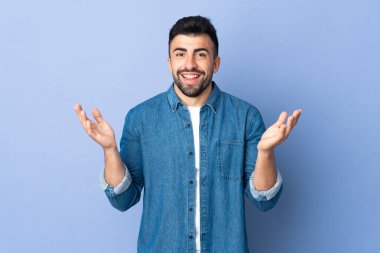 İzole edilmiş mavi arka planı olan beyaz bir adam çok fazla gülümsüyor.