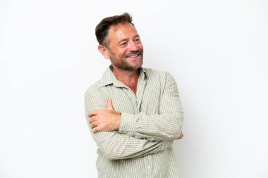 Beyaz arka planda izole edilmiş orta yaşlı beyaz adam gülüyor.