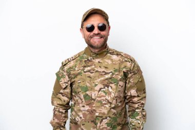 Beyaz arka planda gözlüklü ve mutlu bir asker.