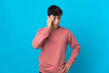 Başı ağrıyan, soyutlanmış mavi bir geçmişi olan genç adam.