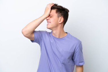 Beyaz arka planda yaşayan yakışıklı Brezilyalı genç bir adam bir şeyin farkına vardı ve çözüme niyetlendi.