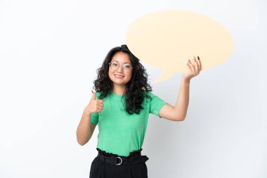 Genç Asyalı bir kadın beyaz arka planda izole edilmiş. Elinde boş bir konuşma balonu var.