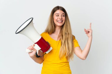 Beyaz arka planda izole edilmiş genç sarışın kadın elinde megafonla çözümü bulmaya çalışıyor.