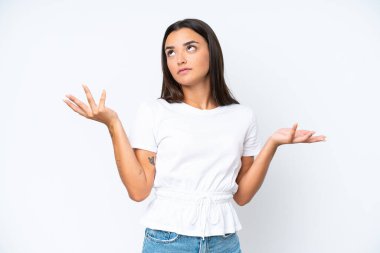 Beyaz arka planda izole edilmiş genç beyaz kadın bunalıma girdi.