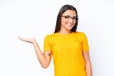 Beyaz arka planda izole edilmiş genç beyaz kadın bir ilan vermek için avucunun içinde hayali bir fotokopi makinesi tutuyor.