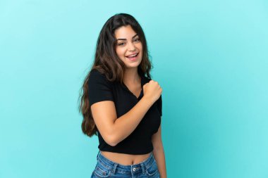 Mavi arka planda izole edilmiş beyaz bir kadın zaferi kutluyor.