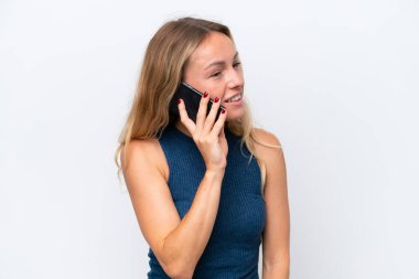 Beyaz arka planda izole edilmiş genç bir Rus kadın cep telefonuyla biriyle sohbet ediyor.