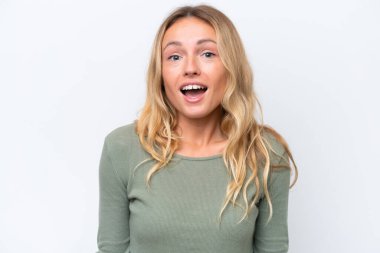 Beyaz arka planda yalıtılmış genç bir Rus kadın. Sürpriz bir yüz ifadesi var.