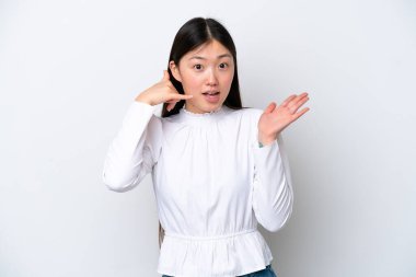 Beyaz arka planda izole edilmiş genç Çinli bir kadın telefon hareketinde bulunuyor.