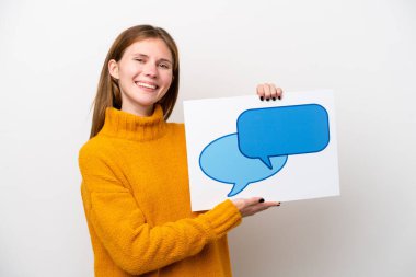 Beyaz arka planda izole edilmiş genç bir İngiliz kadın elinde mutlu ifadeli bir konuşma balonu simgesi olan bir pankart tutuyor.