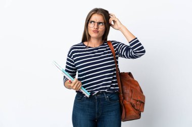 Beyaz arka planda izole edilmiş genç bir bayan şüpheleri ve kafa karıştırıcı bir yüz ifadesi var.