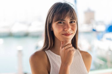 Açık havada genç bir kadın Neşeli bir ifadeyle