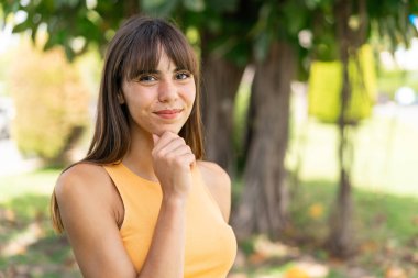Açık havada genç bir kadın Neşeli bir ifadeyle