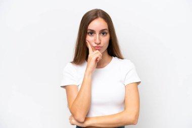 Beyaz arka planda soyutlanmış beyaz bir kadın.