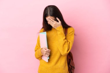 Yorgun ve hasta bir ifadeyle izole edilmiş genç bir bayan.