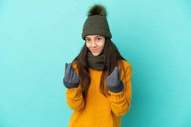 Mavi arka planda izole edilmiş genç bir Fransız kız.