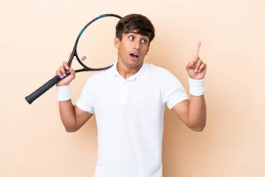 Kafkas kökenli genç bir adam izole edilmiş, tenis oynuyor ve...