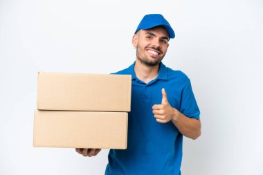 Beyaz arka planda izole edilmiş beyaz bir adam iyi niyet göstergesi gösteriyor.