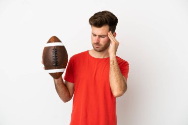 Beyaz arka planda ragbi oynayan beyaz saçlı genç bir adam baş ağrısıyla izole edilmiş.