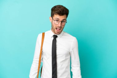 Yüzünde sürpriz ifadeyle izole edilmiş bir iş adamı.