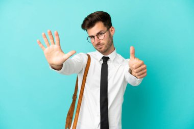 İzole edilmiş arka planda altı parmaklı iş adamı var.