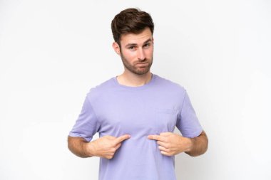 Beyaz arka planda izole edilmiş genç beyaz adam kendini işaret ediyor.