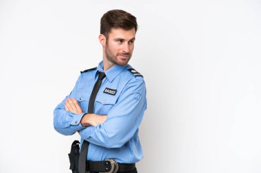 Beyaz arka planda izole edilmiş, kolları çapraz ve mutlu genç bir beyaz adam.