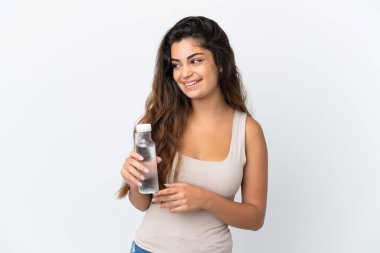 Beyaz arka planda izole edilmiş bir şişe suyu olan beyaz bir kadın.