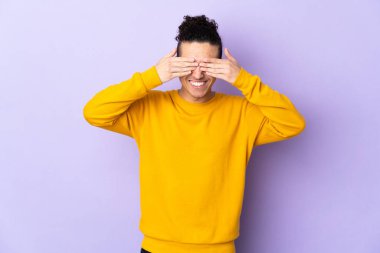 İzole edilmiş arka planda beyaz bir adam. Gözleri kapalı ve gülümsüyor.