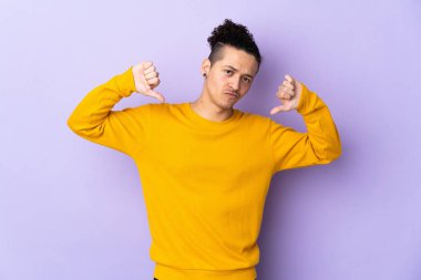 Soyutlanmış geçmişi olan beyaz bir adam gururlu ve kendini beğenmiş.