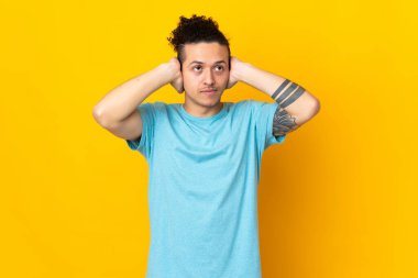 İzole edilmiş geçmişi olan beyaz bir adam hayal kırıklığına uğramış ve kulaklarını kapatmış.