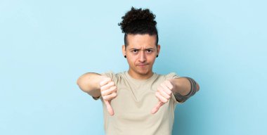 İzole edilmiş arka planda beyaz bir adam baş parmağını iki eliyle gösteriyor.