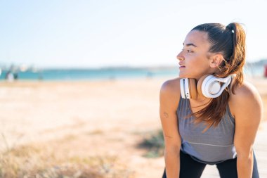 Spor elbise giyen genç ve güzel bir bayan.